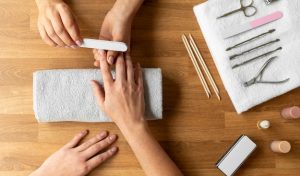 Комбинированный маникюр: плюсы и минусы метода